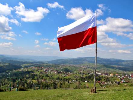 Flaga Rzeczypospolitej Polskiej na Ochodzitej