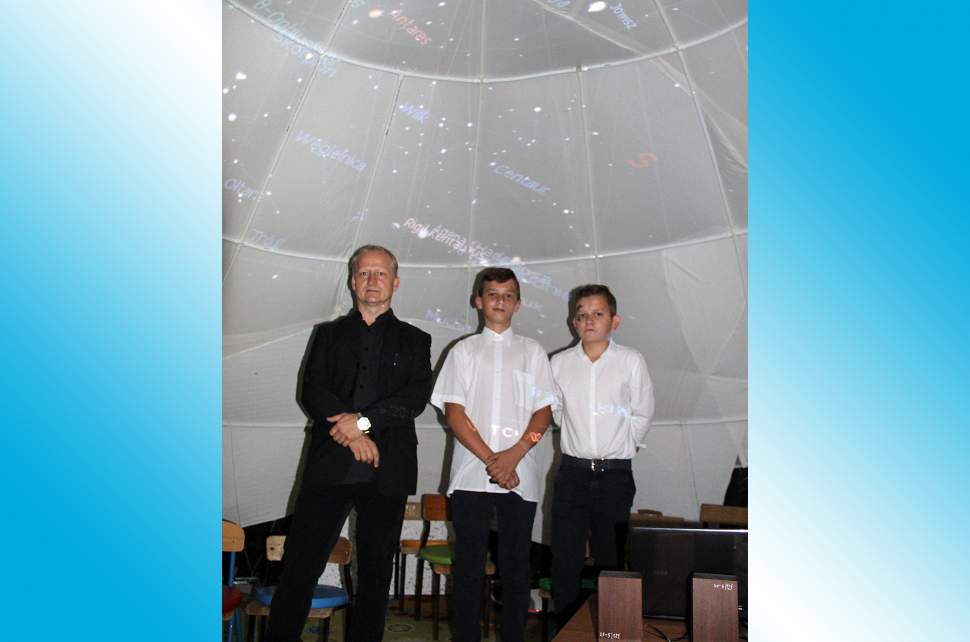 Filary planetarium - Wojciech, Paweł i Wojtek (od lewej)