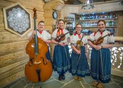 Dziewczęta w strojach