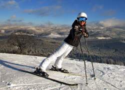 Szczęśliwa narciarka