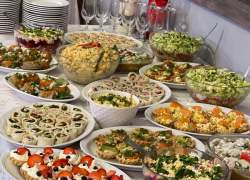 Stół zastawiony przekąskami