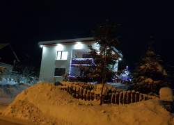 Nocny widok domu z zewnątrz