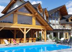 Drewniana wiata przy budynku i basen zewnętrzny