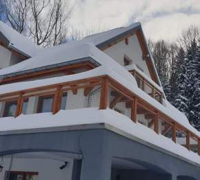 Dom zewnętrzny widok zimowy