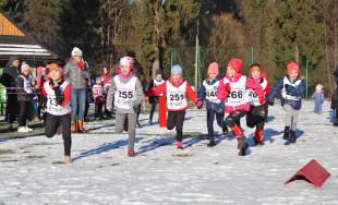 Dzieci biegnące na śniegu