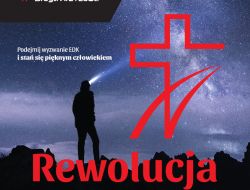 Fragment plakatu wydarzenia z napisem Rewolucja w kolorze czerwonym na tle nocnego nieba, czarna postać człowieka z czołówką i krzyż