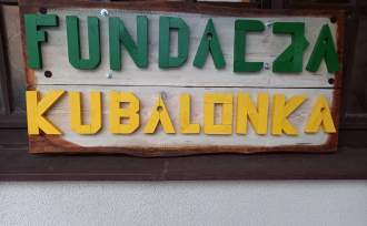 Zielono żółty napis Fundacja Kubalonka