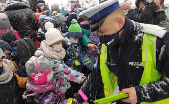 Uczestnicy akcji Świeć Przykładem odbierają odblaski przekazane przez Policję i Radio Bielsko i Urząd Gminy Istebna