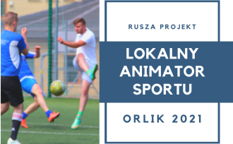 Baner z piłkarzami na boisku informujący o starcie projektu Lokalny Animator Sportu Orlik 2021