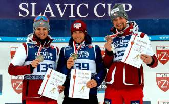 Dominik Bury (w środku) i Mateusz Haratyk (z lewej) na podium biegu dystansowego (foto: PZN facebook)