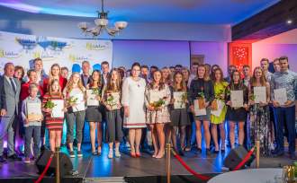 Nagrodzenie sportowcy z przedstawicielami władz gminy Istebna oraz sportu