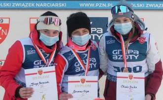 Zuzanna Fujak na podium (w środku)