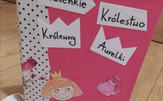 Różowa okładka ksiązki zaprojketowana w konkursie na rozwój czytelnictwa w gminie Istebna