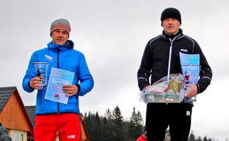 Piotr Michałek (z prawej) i Grzegorz Legierski na podium ubiegłorocznego Biegu o Bruclik (foto archiwum)