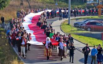 Przemarsz ze 100 metrową flagą