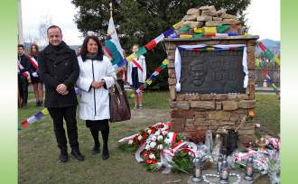 Małżonka Cecylia i syn Wojciech przy nowo odsłoniętym pomniku Jerzego Kukuczki