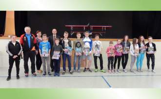 Nagrodzeni uczniowie sportowcy z trenerami i dyrekcją szkoły