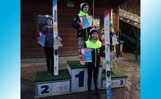 Oliwia Bury (1 miejsce) i Wiktoria Kubas (3 miejsce) na podium zawodów