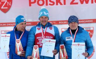 Na podium Mistrz Polski Grzegorz Legierski (w środku), wicemistrz Polski Jan Łacek (z lewej) i brązowy medalista Piotr Michałek (z prawej) - foto: teamnabiegowkach