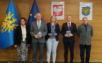 od lewej: Janina Żagan - Wicestarosta Powiatu Cieszyńskiego, Jarosław Hulawy, Danuta Haratyk-Woźniczka, Ryszard Macura i Tadeusz Glos - Przewodniczący PSZS w Cieszynie