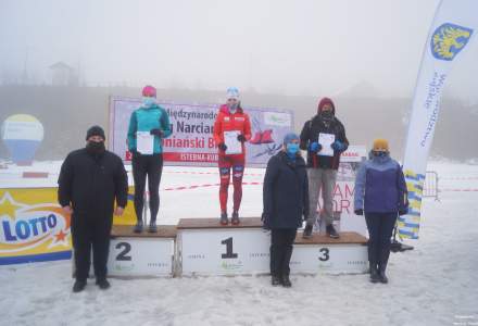 Podium Mistrzostw Polski Amatorów kategoria K20: miejsce 1. Kil Joanna, miejsce 2. Tkaczyk Agnieszka i na 3. miejscu podium mężczyzna odbierający nagrodę w imieniu  Gergelli Kingi; obecni Wójt Gminy Istebna, Wicemarszałek Województwa Śląskiego oraz radny 