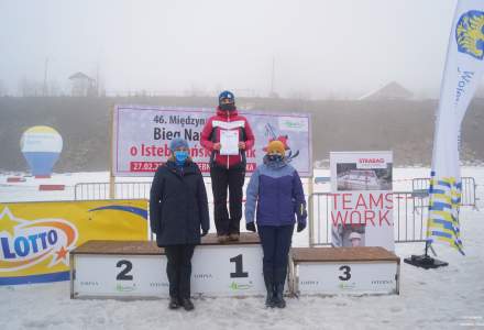 Podium Mistrzostw Polski Amatorów kategoria K50: miejsce 1.Byrtus Barbara; obecne Wójt Gminy Istebna Łucja Michałek oraz Wicemarszałek Województwa Śląskiego Beata Białowąs; w tle baner imprezy i banery sponsorów