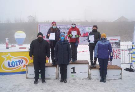 Podium Mistrzostw Polski Amatorów kategoria K60: miejsce 1.Sikora Alicja, miejsce 2. Libardi-Kłyś Sylwia, miejsce 3. Zachara Maria; obecni Wójt Gminy Istebna Łucja Michałek oraz Wicemarszałek Województwa Śląskiego Beata Białowąs i radny sołecki Jerzy Kędz