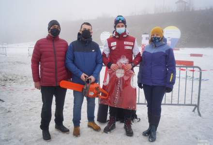 Łukasz Gazurek z bruclikiem w ręku, Wójt Gminy Istebna Łucja Michałek, mężczyzna z piłą łańcuchową (nagrodą) oraz mężczyzna w bordowej kurtce