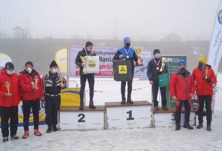 Rozdanie pucharów w XX Mistrzostwach Polski Górników, na podium na miejscu 1. Porębski Piotr, na miejscu drugim Siwczyk Andrzej, a na 3. Mazurek Kazimierz, a także inni uczestnicy mistrzostw w kategorii do 1961 roku