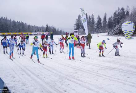 Dziewczęta z kategorii młodzieżowej na starcie, na pierwszym planie Milerska Anna oraz Vinohradnikova Amalie; w tle banery Lotto i Lotosa oraz balon Województwa Śląskiego