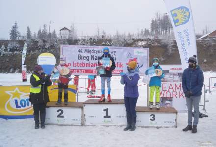 Chłopcy z kategorii kl. III-IV na podium: na miejscu 1. Wierzycki Paweł, na 2. Czepczor Nikodem, a na 3. Kremski Oskar z dyplomami i statuetkami; nagradzający: Wójt Gminy Istebna Łucja Michałek, Dyrektor Gminnego Ośrodka Kultury Łucja Dusek