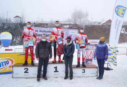 Na podium zwycięscy kategorii młodzieżowej chłopców: miejsce 1. Legierski Przemysław, 2. Szkawran Jakub i 3. Solawa Kacper; przed podium od prawej Wójt Gminy Istebna, Zofia Legierska i Radny Gminy Istebna Kazimierz Łacek