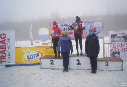 Juniorki na podium – miejsce 1. Legierska Laura, miejsce 2. Raszka Aleksandra; odebrały nagrody z rąk Wójt Gminy Istebna Łucji Michałek i  Beaty Białowąs -Wicemarszałek Województwa Śląskiego