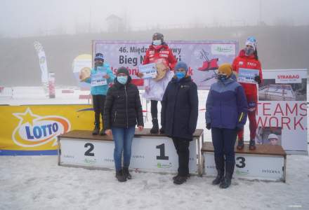 Podium w kategorii K20: miejsce 1. Kobielusz Magdalena, miejsce 2. dziewczynka odbierająca nagrodę w zastępstwie zwyciężczyni i na miejscu 3. Kil Joanna; obecne: B. Białowąs -Wicemarszałek Województwa Śląskiego, Wójt Gminy Istebna oraz radna B. Bielesz