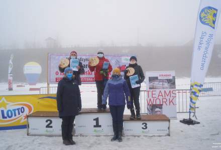 Kobiety z kategorii K60 na podium – miejsce 1. Sikora Alicja, miejsce 2. Libardi-Kłyś Sylwia, miejsce 3. Zachara Maria; odebrały nagrody z rąk Wójt Gminy Istebna Łucji Michałek i  Beaty Białowąs -Wicemarszałek Województwa Śląskiego