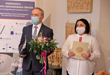 Ryszard Macura ze statuetką i kwiatami dla Kobiety Oryginalnej oraz Łucja Dusek z dyplomem
