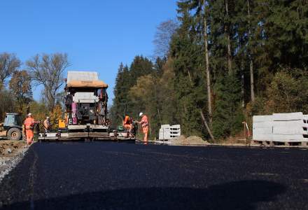 Droga Czadeczka 18.10.17 - Położenie pierwszej warstwy asfaltu