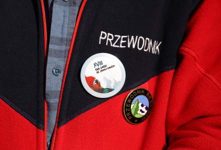 Klapa bluzy przewodnika z butonem Rajdu i odznaką Przewodnik Beskidzki