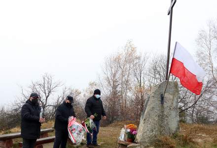 Delegacja Rady Gminy Istebna przy pomniku na Koczym Zamku w Koniakowie