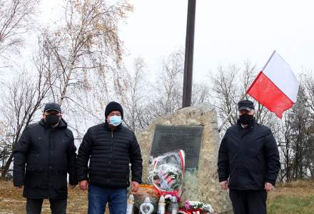 Delegacja Rady Gminy Istebna przy pomniku na Koczym Zamku w Koniakowie