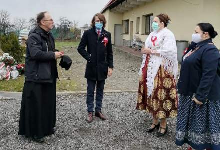 Uczestnicy uroczystości w Jaworzynce w oczekiwaniu na ceremonię złożenia kwiatów