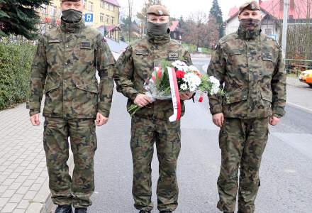 Trzyosobowa warta honorowa Cieszyńskiego Batalionu 13 Śląskiej Brygady Obrony Terytorialnej