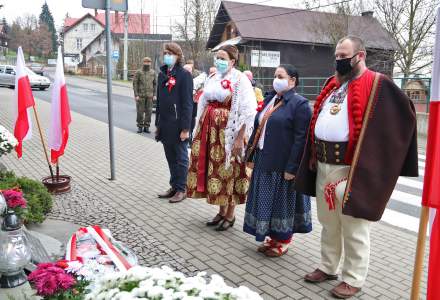 Delegacja składająca kwiaty przy pomniku pomordowanych w Istebnej