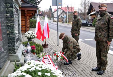 Kwiaty składa warta honorowa Cieszyńskiego Batalionu 13 Śląskiej Brygady Obrony Terytorialnej