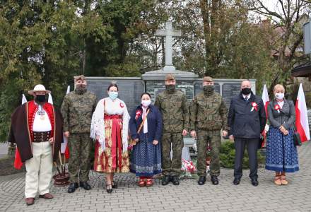 Uczestnicy uroczystości przed pomnikiem pomordowanych w czasie II Wojny Światowej