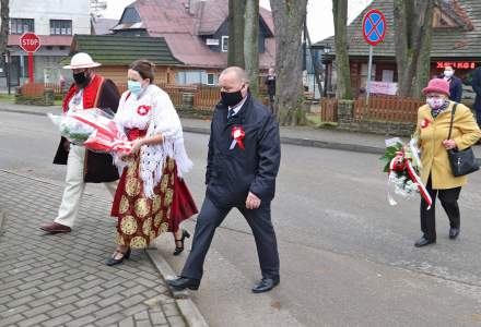 Delegacja składająca kwiaty pod pomnikiem Pawla Stalmacha w Istebnej