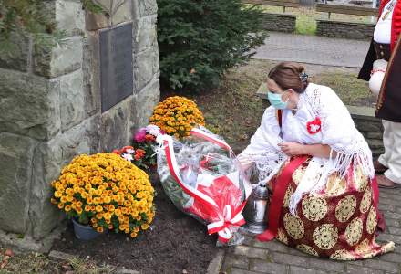 Kwiaty pod pomnikiem Pawła Stalmacha składa Wójt Gminy Istebna Łucja Michałek