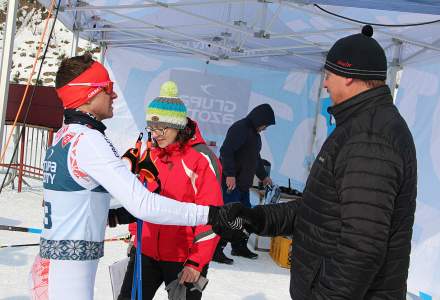 Mateusz Haratyk przyjmuje gratulacje od Wójta Gminy Istebna Henryka Gazurka