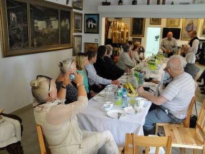 Uczestnicy wernisażu przy stole