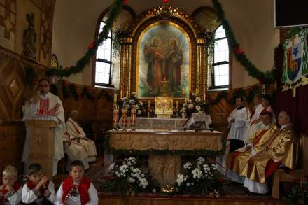 Obraz w ołtarzu głównym przedstawiający św. Piotra i Pawła